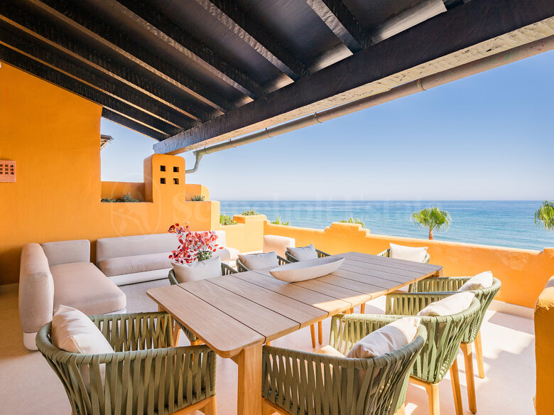 Luxurious apartment, New Golden Mile, Estepona, 4 bedrooms, pool, first line, beachfront