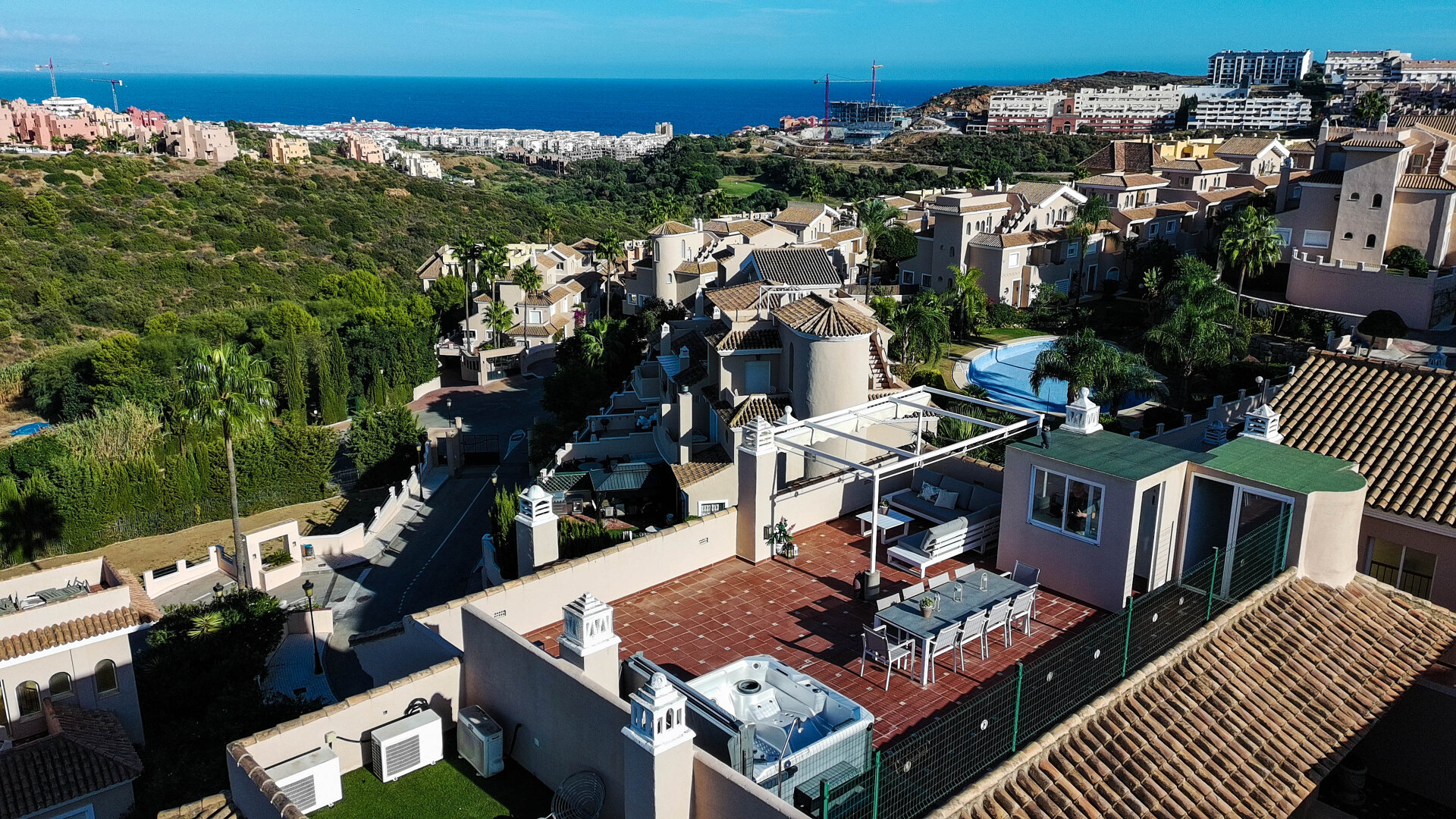 STUNNING PENTHOUSE WITH THREE BEDROOMS, 2 BATHROOMS AND VIEWS BEYOND THE ORDINARY
