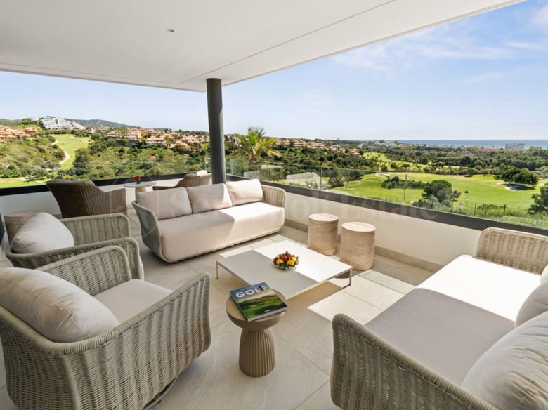 Exklusiv lyxlägenhet med panoramautsikt över hav och golfbana i Santa Clara, Marbella