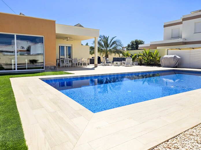 Villa moderna y luminosa en una parcela orientada al sur, cerca de las lagunas rosas. Con Cuatro dormitorios, dos baños y un jacuzzi, es el hogar o refugio vacacional perfecto.