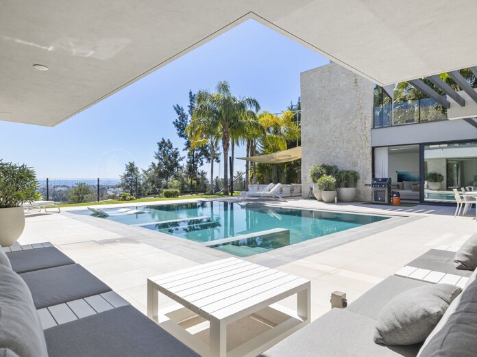 Zeitgenössische Golfvilla in erster Reihe in La Alquería, Benahavís