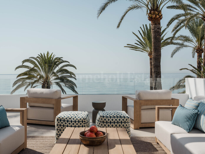 Elegant strandnära bostad i Oasis Club med modern lyx, havsutsikt och bästa läge på Marbellas Golden Mile.