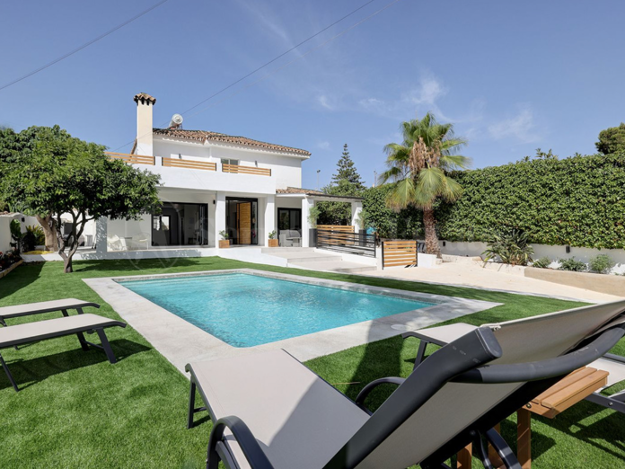 Fullständigt Renoverad Modern-Andalusisk Villa med Havs- och Bergsutsikt i Hjärtat av Marbella