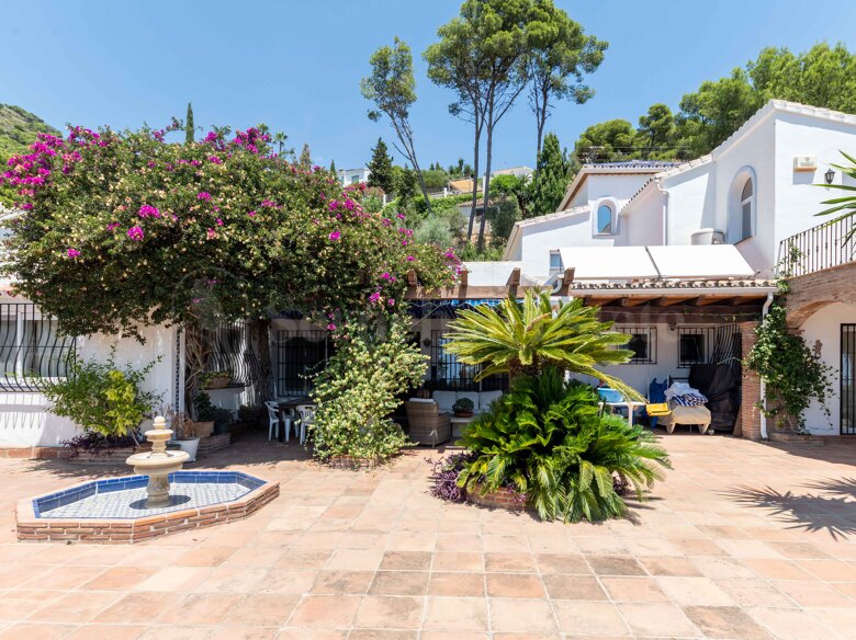 Villa rústica andaluza en Mijas pueblo con vistas panorámicas al mar y la montaña