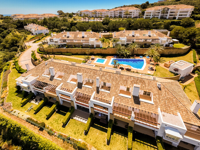 Elegante orientación norte este, casa adosada de tres dormitorios situada en La Cala Golf, Mijas