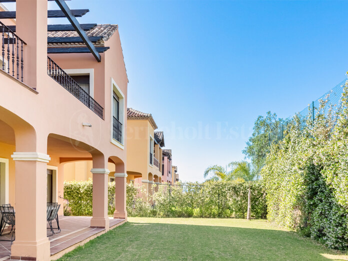 Stadthaus mit 3 Schlafzimmern, Keller und Garten in erster Golflinie in Estepona.