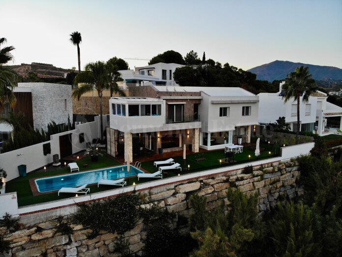 Frontline golf villa for sale in Nueva Atalaya, Benahavis