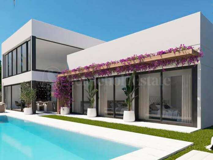 Moderne Neubauvilla neben einem Golfplatz in Estepona.