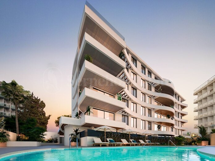 A metros de la playa de Puerto Marina, Benalmádena Costa, se alza esta nueva urbanización.