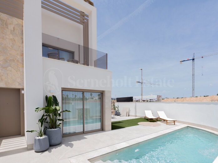 Descubra modernas villas independientes con piscina privada, solárium y elegantes acabados, perfectamente ubicadas junto a La Serena Golf y a pocos minutos del Mar Menor.