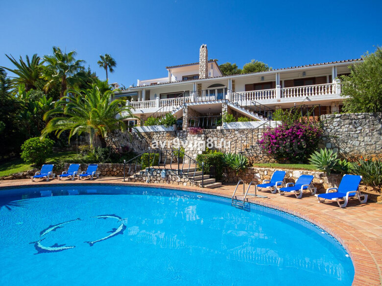 Elegante y espaciosa villa de 7 habitaciones en Campo Mijas.