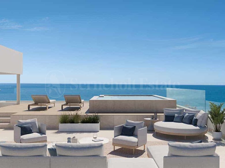 Ático de lujo de 4 dormitorios con vistas panorámicas al mar en la zona oeste de Estepona