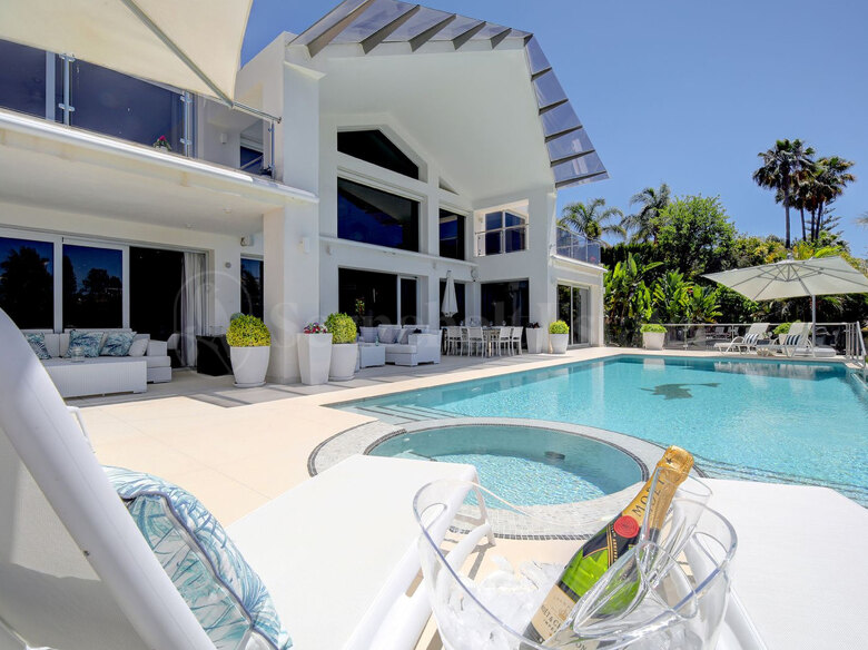 Large modern Villa located in the middle of the golf valley of Nueva Andalucia