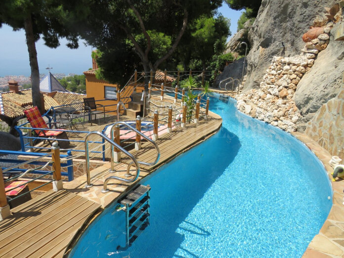 Exclusive villa in the elite urbanization of Malaga. R3202114