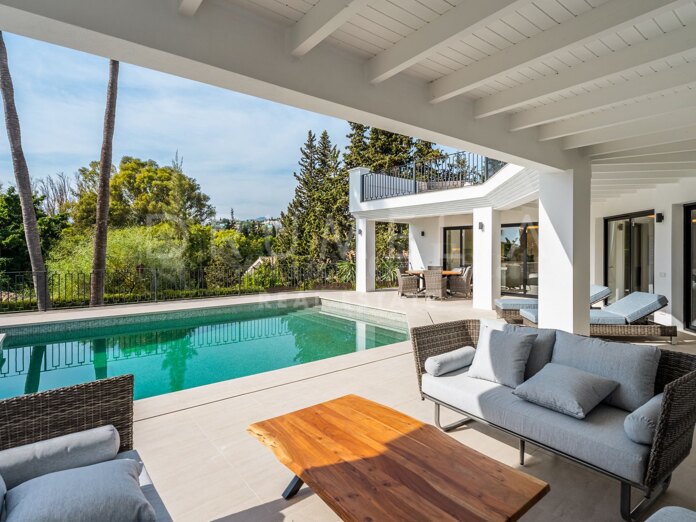 Villa for sale in El Paraiso, Estepona East