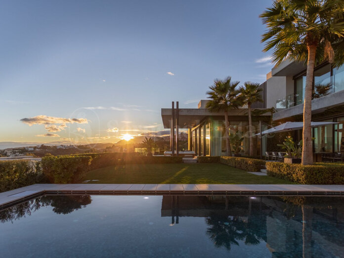 A Masterpiece of Modern Luxury in La Quinta's Exclusive The Hills