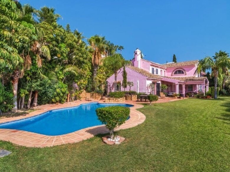 Charmig fem sovrum andalusisk stil villa i gated community Puerto de Los Almendros, Benahavis med gästlägenhet
