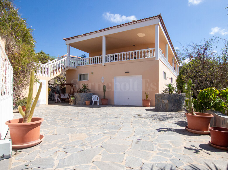 Independent House with guest apartments
