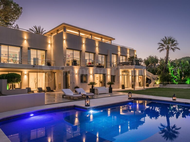 Excepcional Villa con Impresionantes Vistas al Golf de Las Brisas y la Montaña La Concha