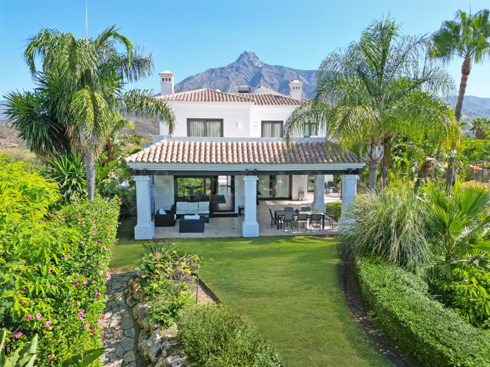 Impresionante villa de 5 dormitorios orientada al sur en la Golden Mile de Marbella con jardín privado