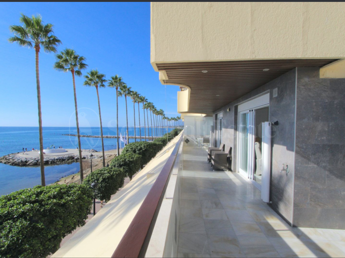 Exklusiv renoverad Frontline Beach Lägenhet i Marbella Centre
