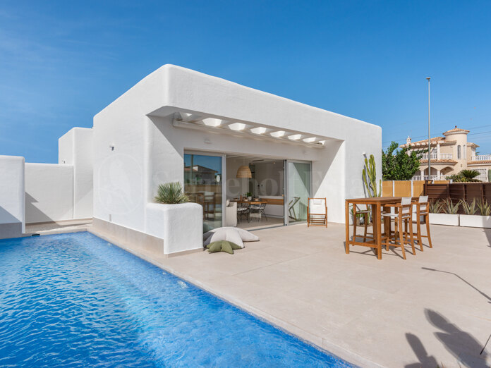Luxury single-storey villa close to golfcourt and with sea view in Los Alcázares, Murcia