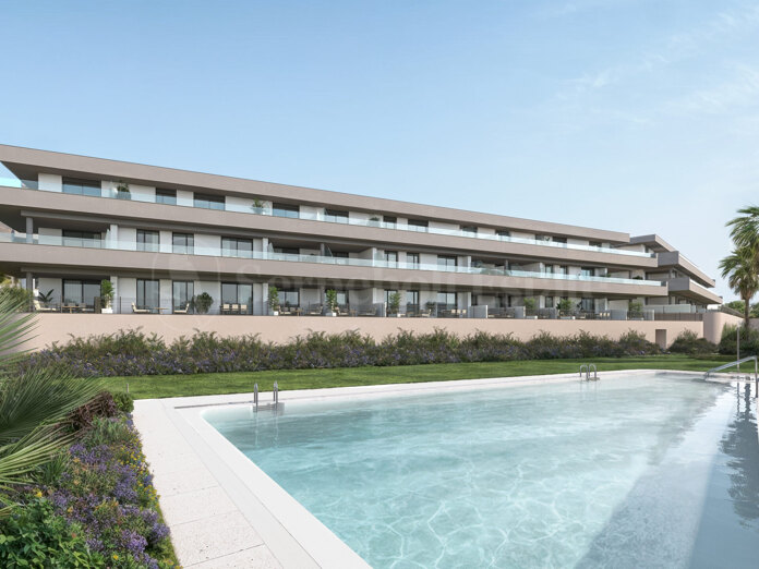 Ático contemporáneo en Estepona con amplia terraza orientada al sur