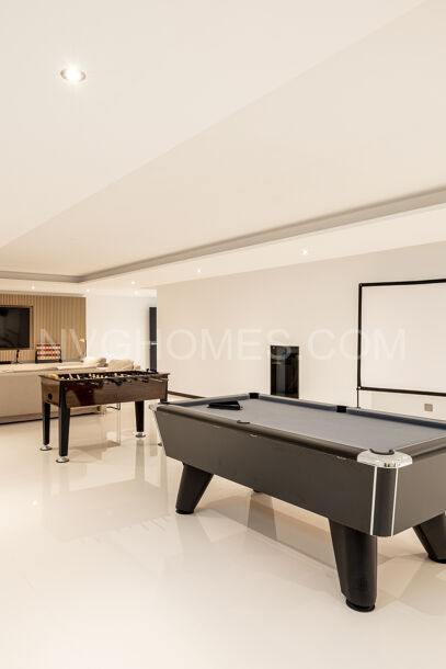 Luxury Six-Bedroom Villa