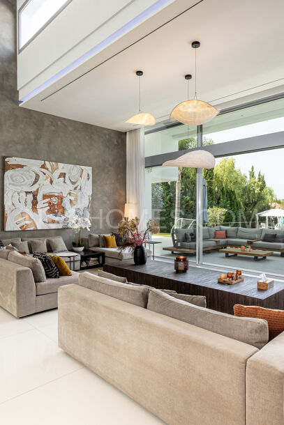 Luxury Six-Bedroom Villa