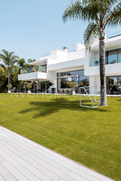 Luxury Six-Bedroom Villa