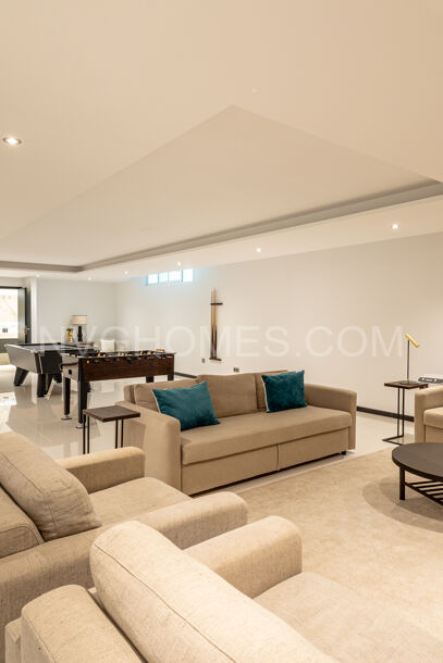 Luxury Six-Bedroom Villa