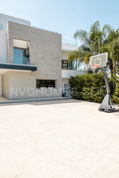 Luxury Six-Bedroom Villa