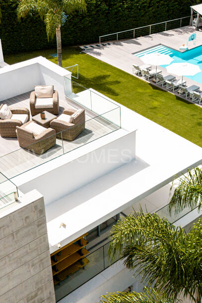 Luxury Six-Bedroom Villa