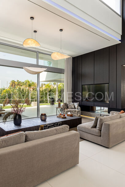 Luxury Six-Bedroom Villa