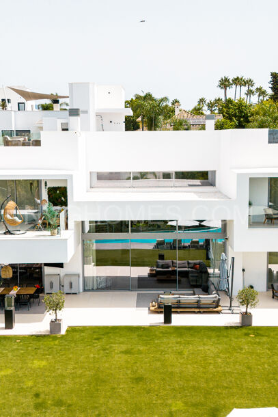 Luxury Six-Bedroom Villa