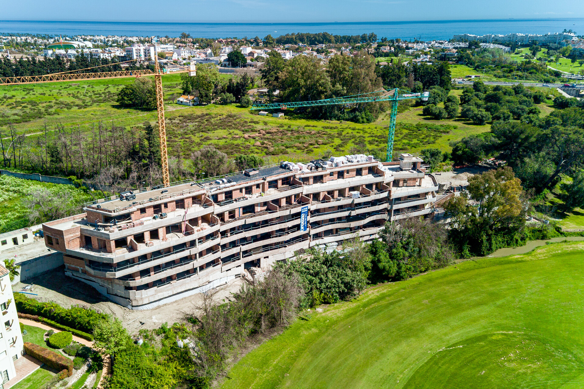 Breeze is a spectacular project of 34 amazing apartments and penthouses, located in front line golf in Marbella