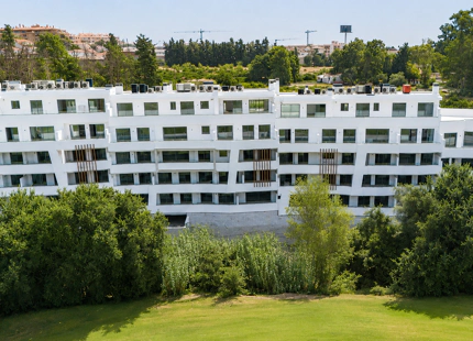 Breeze is a spectacular project of 34 amazing apartments and penthouses, located in front line golf in Marbella