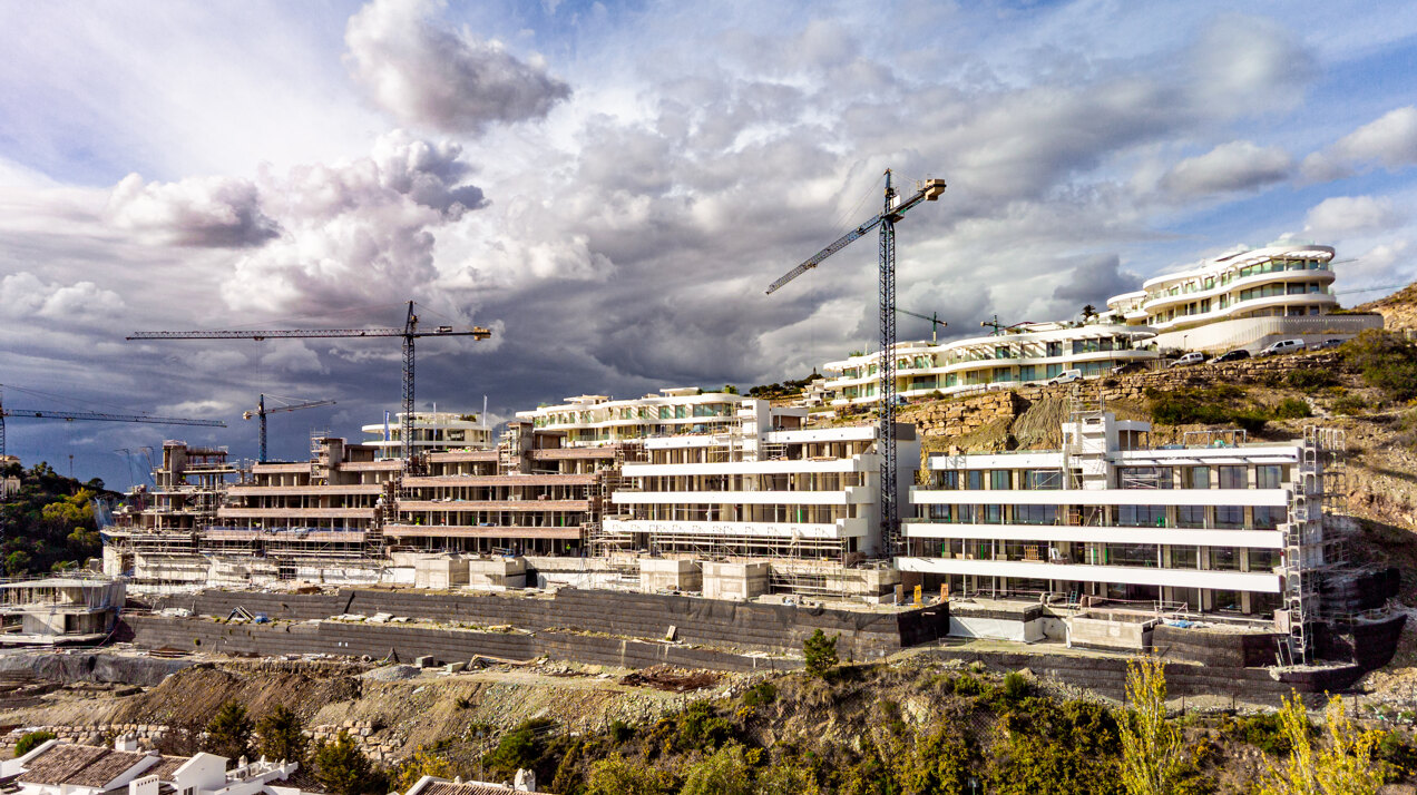 Fantastic complex of 3 and 4 bedroom apartments with panoramic sea views over the Golf Valley