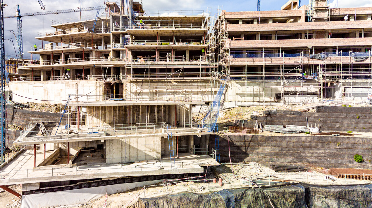 Fantastic complex of 3 and 4 bedroom apartments with panoramic sea views over the Golf Valley