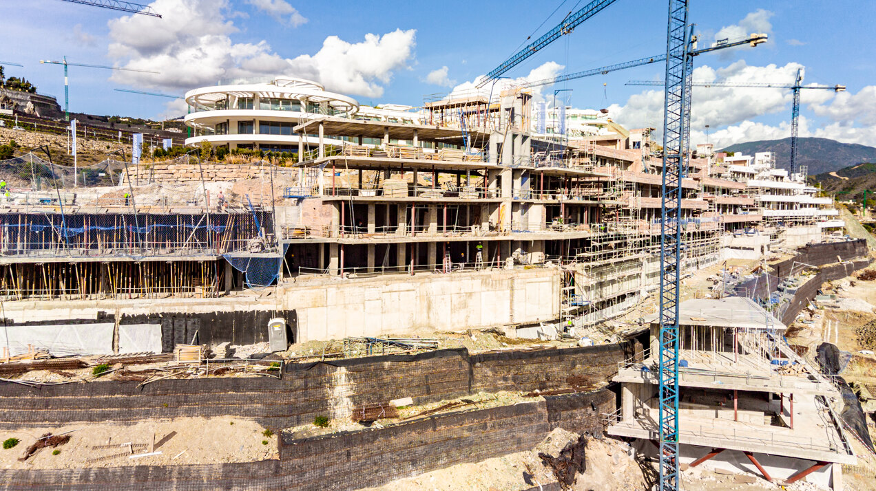 Fantastic complex of 3 and 4 bedroom apartments with panoramic sea views over the Golf Valley