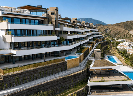 Fantastic complex of 3 and 4 bedroom apartments with panoramic sea views over the Golf Valley