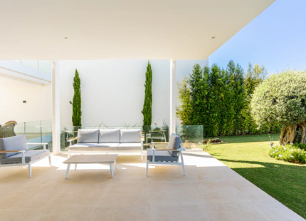NARA MARBELLA: Exclusivo conjunto de 8 villas de lujo en Valdeolletas, Marbella, con piscina privada y vistas al mar