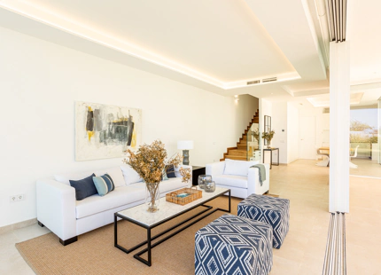 NARA MARBELLA: Exclusivo conjunto de 8 villas de lujo en Valdeolletas, Marbella, con piscina privada y vistas al mar
