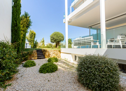 NARA MARBELLA: Exclusivo conjunto de 8 villas de lujo en Valdeolletas, Marbella, con piscina privada y vistas al mar