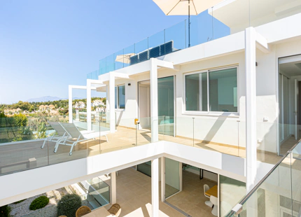 NARA MARBELLA: Exclusivo conjunto de 8 villas de lujo en Valdeolletas, Marbella, con piscina privada y vistas al mar