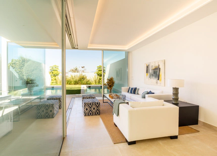 NARA MARBELLA: Exclusivo conjunto de 8 villas de lujo en Valdeolletas, Marbella, con piscina privada y vistas al mar