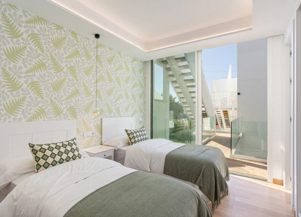 NARA MARBELLA: Exclusivo conjunto de 8 villas de lujo en Valdeolletas, Marbella, con piscina privada y vistas al mar