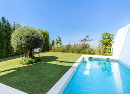 NARA MARBELLA: Exclusivo conjunto de 8 villas de lujo en Valdeolletas, Marbella, con piscina privada y vistas al mar
