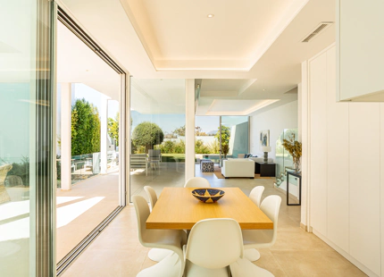 NARA MARBELLA: Exclusivo conjunto de 8 villas de lujo en Valdeolletas, Marbella, con piscina privada y vistas al mar