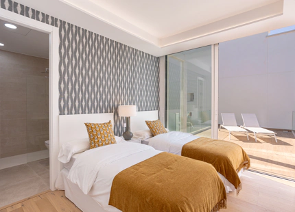 NARA MARBELLA: Exclusivo conjunto de 8 villas de lujo en Valdeolletas, Marbella, con piscina privada y vistas al mar